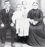  Cyrus and Sadie Kreider and children: Jacob, Mary, Cora. Genealogy of John S. and Rebecca Kettering Kreider Family.